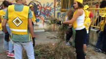 Giovani e territorio: “insieme puliamo il mondo!”. Per iniziativa dell’associazione Oikos Legambiente, gli studenti della Media “Opromolla” puliscono gli spazi aperti della propria scuola.